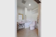 ショートステイ「四つ葉のクローバー」の居室内トイレ・洗面台の写真